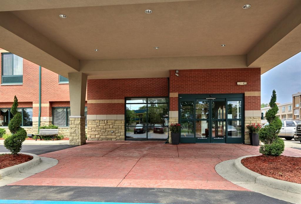 Comfort Suites Canton - Detroit Exterior photo